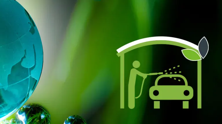 Globus mit grüner Atmosphäre, grafische Darstellung einer SB-Waschanlage und DiBO-Logoblätter zur Veranschaulichung innovativer Waschanlagenrenovierungen