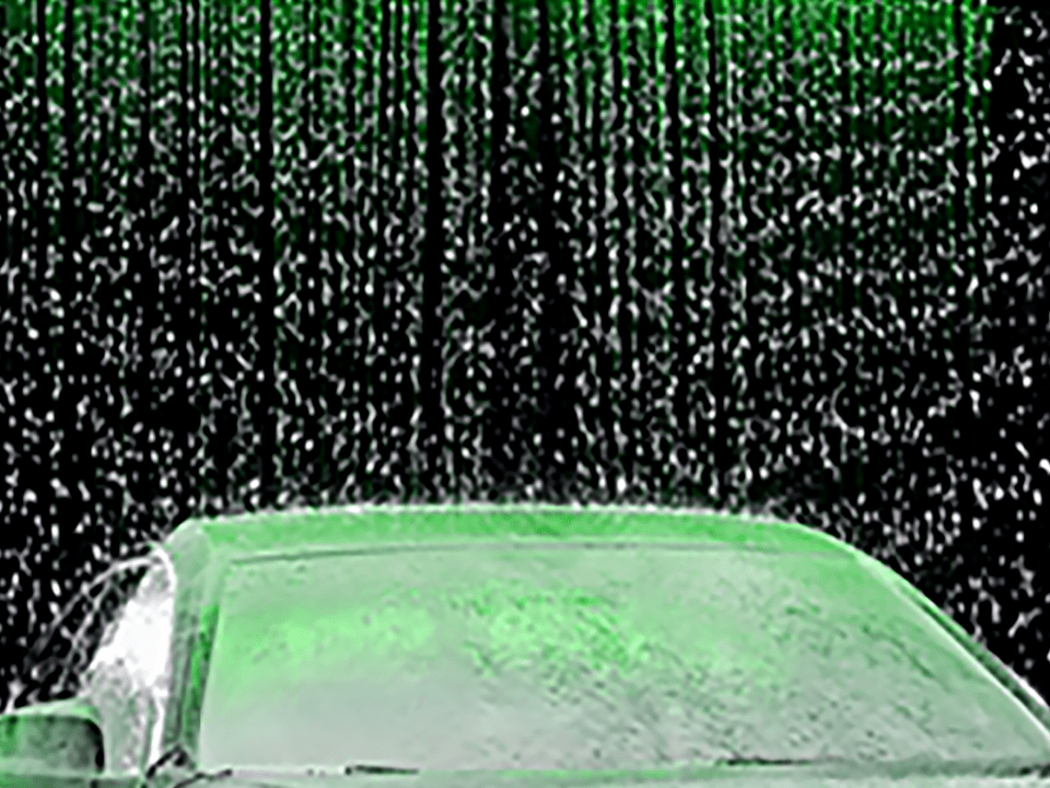 Die Oberseite eines Autos, an der das Wasser als starker Regen herunterläuft, wenn es von den Hochdruckdüsen einer Rollover-Waschanlage gewaschen wird
