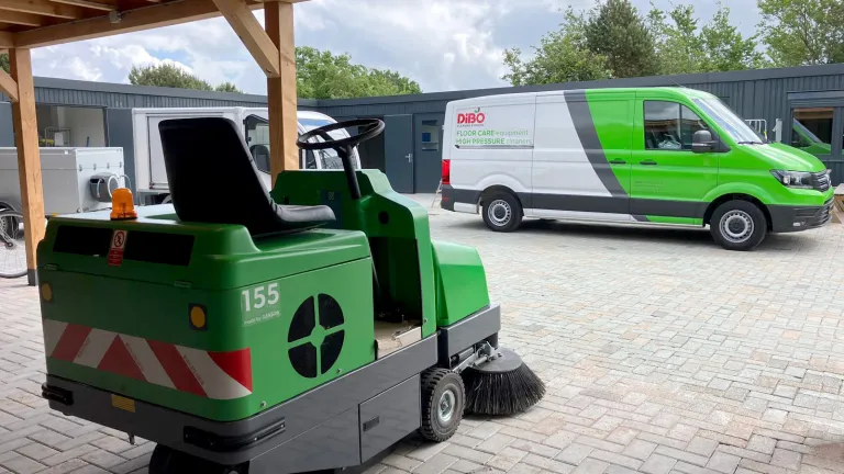 DiBO 155 E ride-on veegmachine voor Vakantiepark De Krim Texel