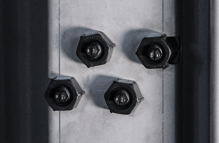 4 zwarte hogedruksproeiers van het rollover wasportaal gemoteerd op grijs metalen draagstang 