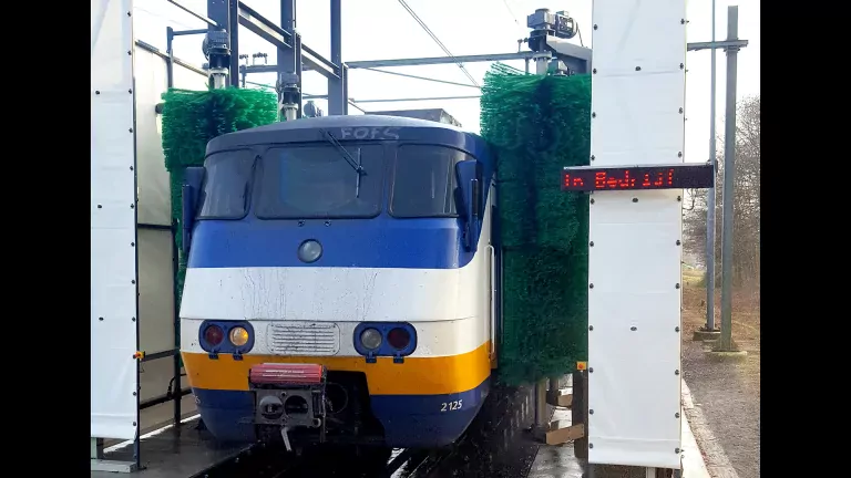 High-speed train washing installation