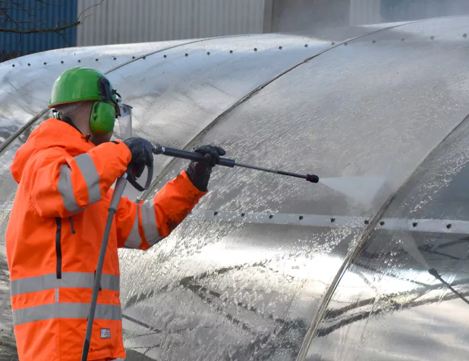 Nettoyage d'un hangar à cycle avec un nettoyeur haute pression à eau froide - DiBO ECN